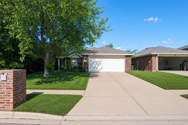 2752 Maegen Circle, Fort Worth, TX 76112