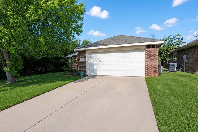2752 Maegen Circle, Fort Worth, TX 76112