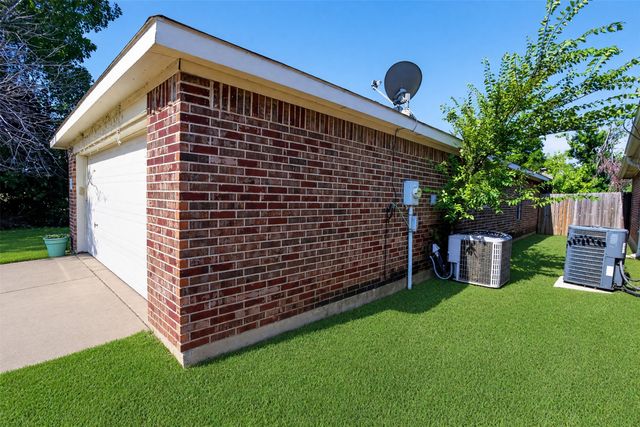 2752 Maegen Circle, Fort Worth, TX 76112