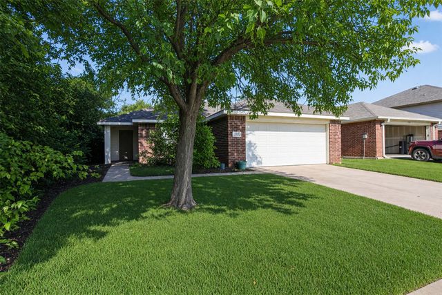 2752 Maegen Circle, Fort Worth, TX 76112