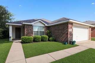 2752 Maegen Circle, Fort Worth, TX 76112