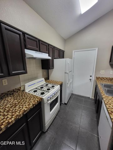 1802 FRANK SINATRA Place, El Paso, TX 79936