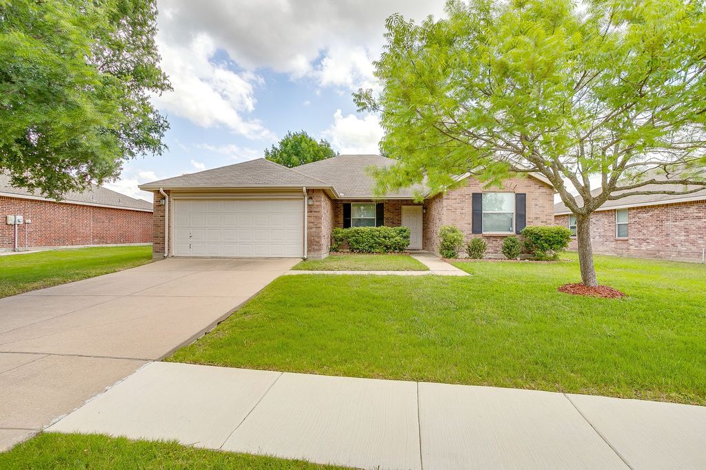 1313 Lauren Drive, Burleson, TX 76028