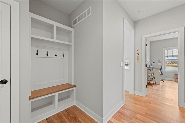 4313 Lakeshore Drive, Basehor, KS 66007