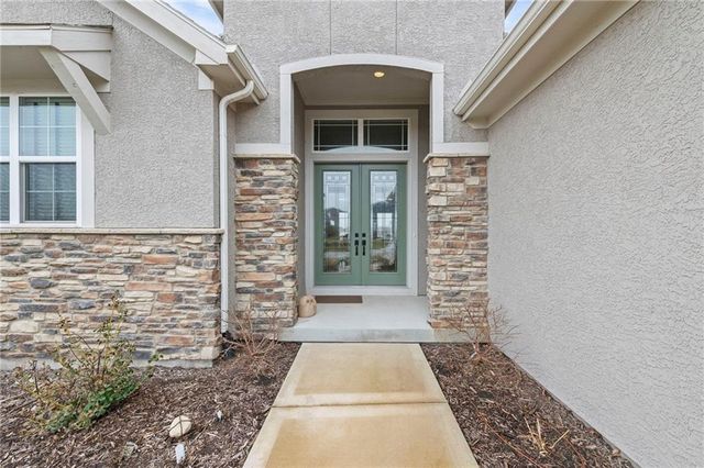 4313 Lakeshore Drive, Basehor, KS 66007