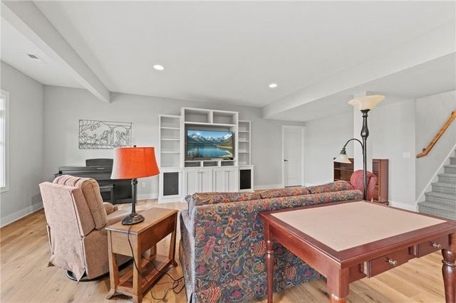 4313 Lakeshore Drive, Basehor, KS 66007