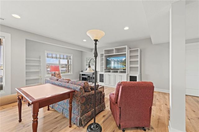 4313 Lakeshore Drive, Basehor, KS 66007