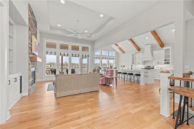 4313 Lakeshore Drive, Basehor, KS 66007