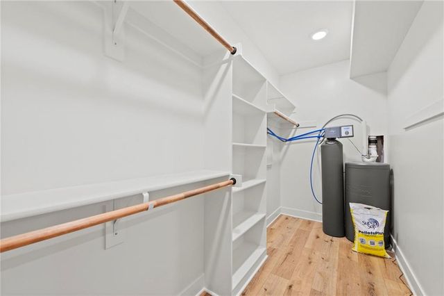 4313 Lakeshore Drive, Basehor, KS 66007