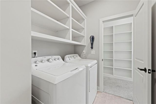 4313 Lakeshore Drive, Basehor, KS 66007