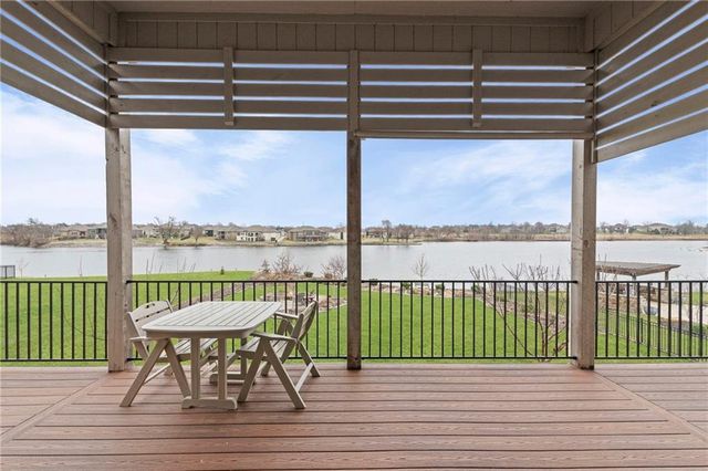 4313 Lakeshore Drive, Basehor, KS 66007