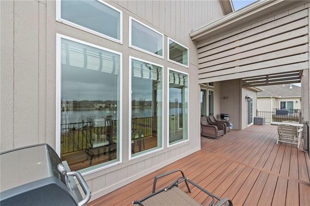 4313 Lakeshore Drive, Basehor, KS 66007