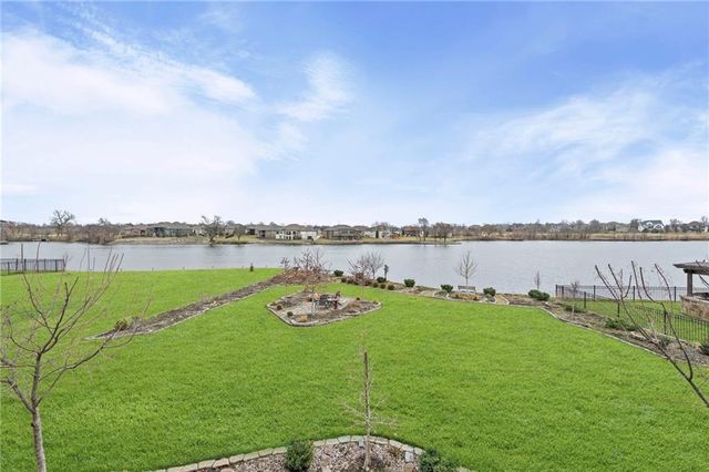 4313 Lakeshore Drive, Basehor, KS 66007