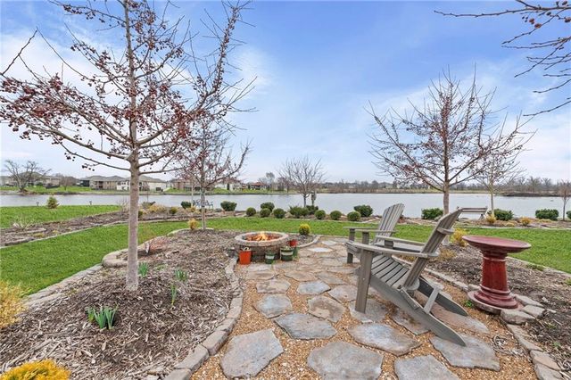 4313 Lakeshore Drive, Basehor, KS 66007