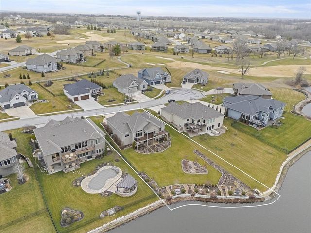 4313 Lakeshore Drive, Basehor, KS 66007