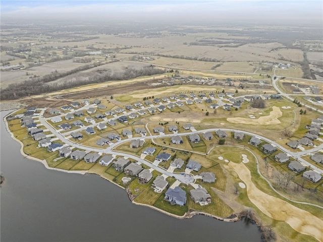 4313 Lakeshore Drive, Basehor, KS 66007