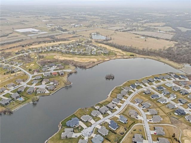 4313 Lakeshore Drive, Basehor, KS 66007