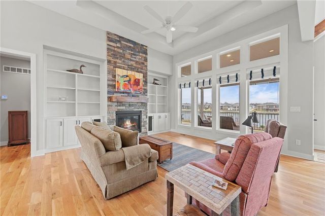 4313 Lakeshore Drive, Basehor, KS 66007