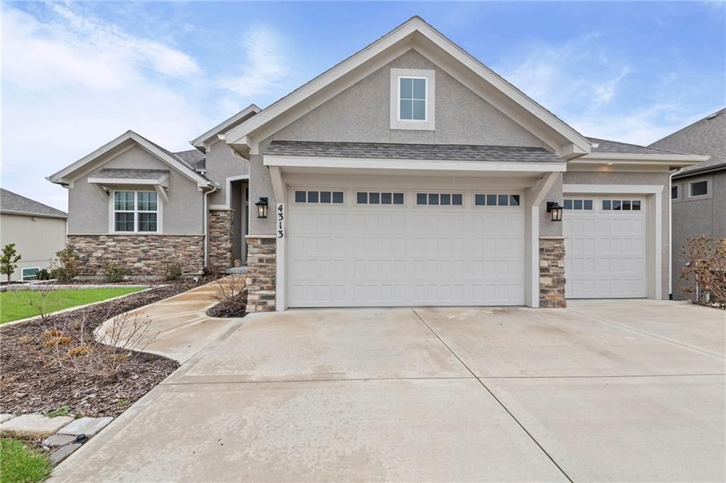 4313 Lakeshore Drive, Basehor, KS 66007
