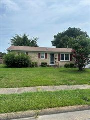 1213 Lakeview CT, Chesapeake, VA 23323