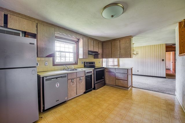 33 Upton St, Brockton, MA 02302