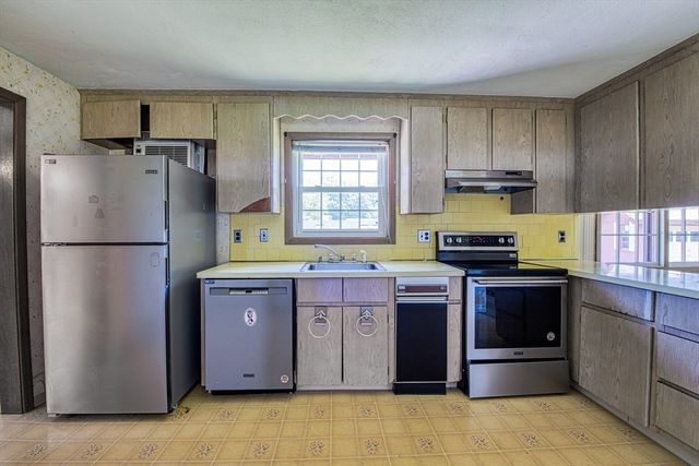 33 Upton St, Brockton, MA 02302