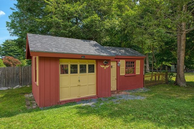 33 Upton St, Brockton, MA 02302