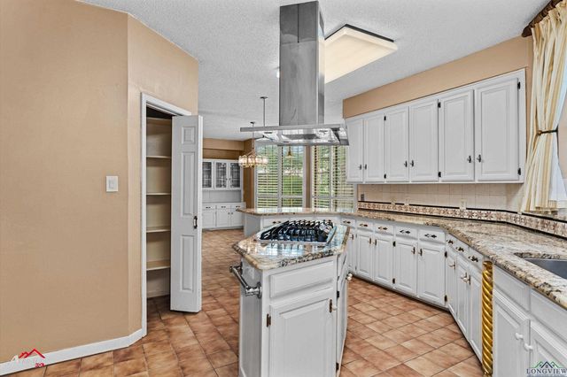1502 Meandering Way, Longview, TX 75604