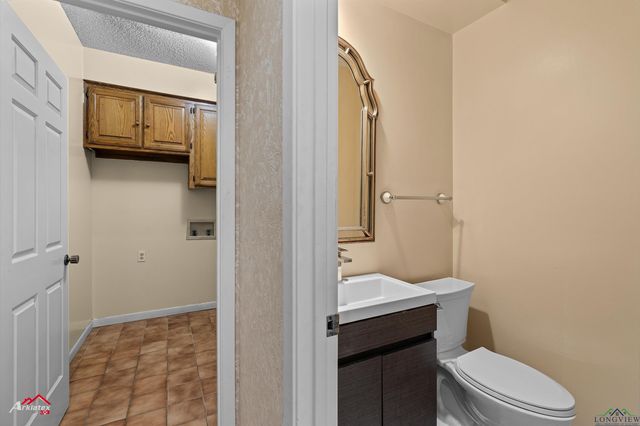 1502 Meandering Way, Longview, TX 75604