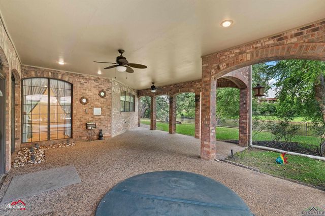 1502 Meandering Way, Longview, TX 75604