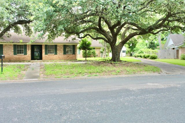 1302 Linwood Drive, Wharton, TX 77488