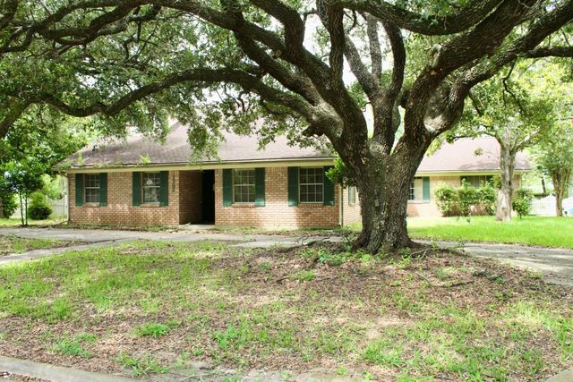 1302 Linwood Drive, Wharton, TX 77488