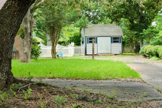 1302 Linwood Drive, Wharton, TX 77488