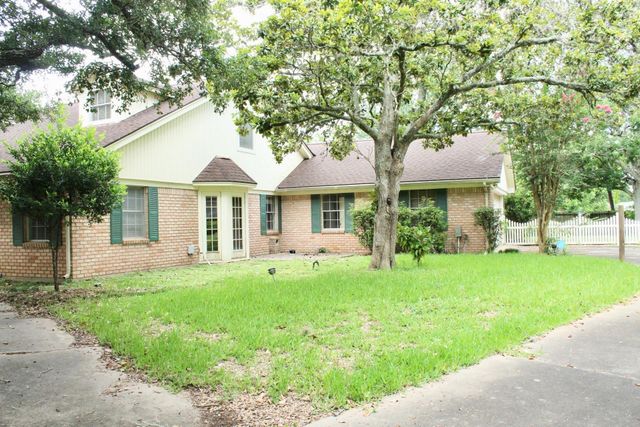1302 Linwood Drive, Wharton, TX 77488