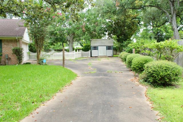 1302 Linwood Drive, Wharton, TX 77488