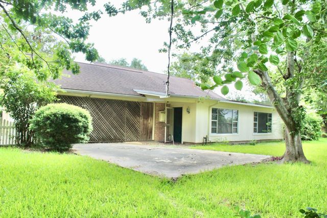 1302 Linwood Drive, Wharton, TX 77488