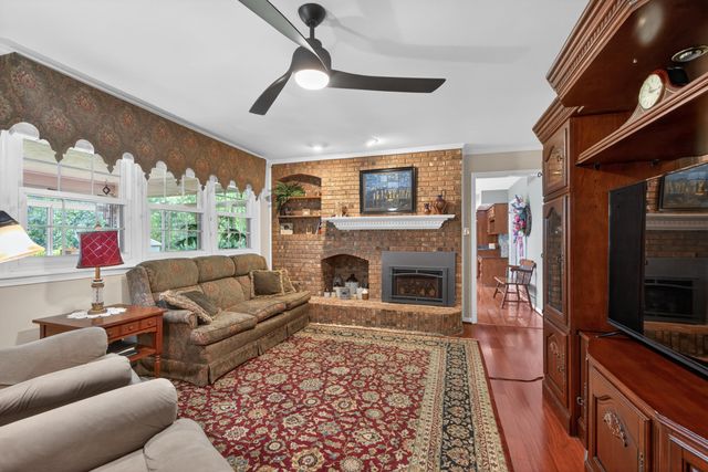 202 S Stourbridge Road, Versailles, KY 40383