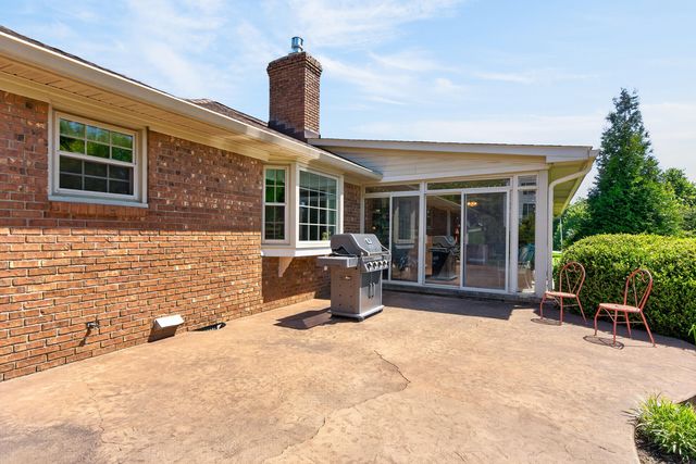 202 S Stourbridge Road, Versailles, KY 40383