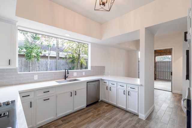 20 Charleston Street N, Sugar Land, TX 77478