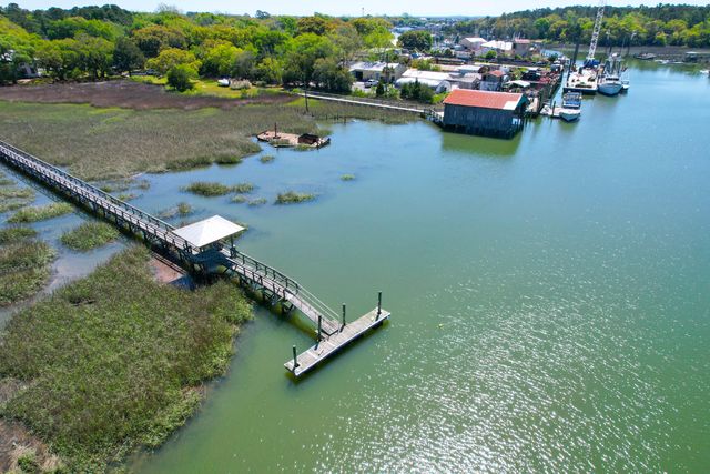 29 Morrison Avenue, Mcclellanville, SC 29458