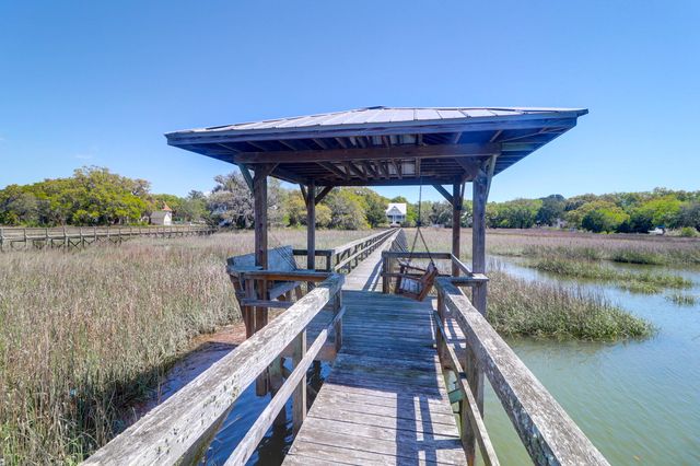 29 Morrison Avenue, Mcclellanville, SC 29458