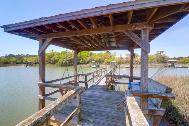 29 Morrison Avenue, Mcclellanville, SC 29458