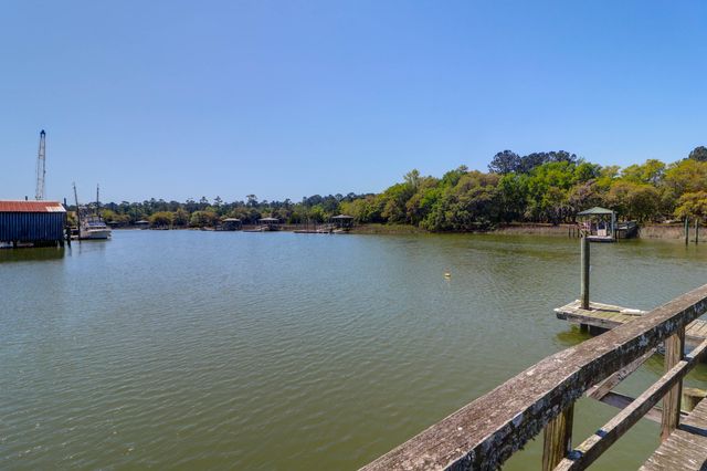 29 Morrison Avenue, Mcclellanville, SC 29458