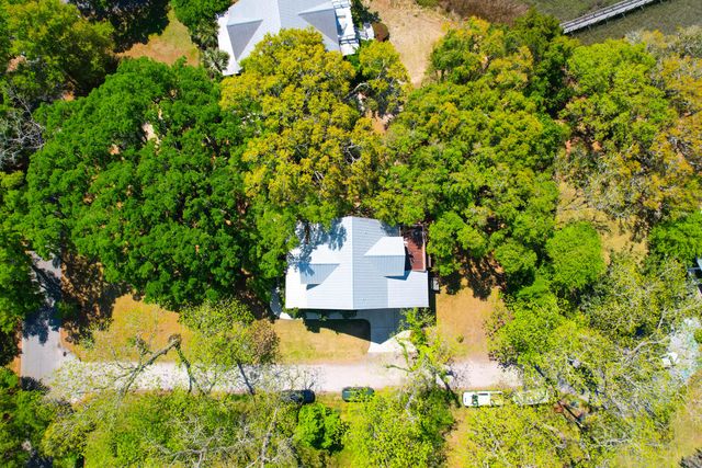 29 Morrison Avenue, Mcclellanville, SC 29458