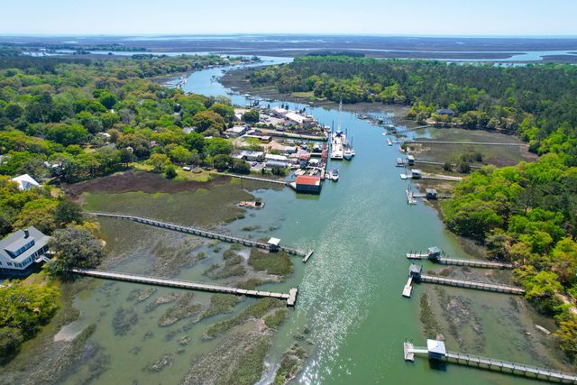 29 Morrison Avenue, Mcclellanville, SC 29458