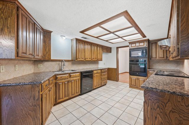 2900 Greenbrook Drive, Arlington, TX 76016