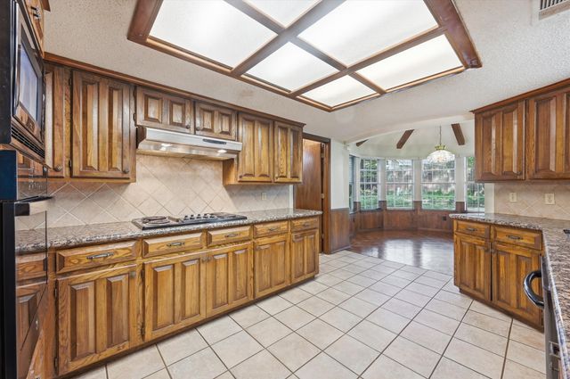 2900 Greenbrook Drive, Arlington, TX 76016