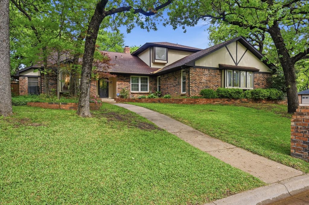 2900 Greenbrook Drive, Arlington, TX 76016