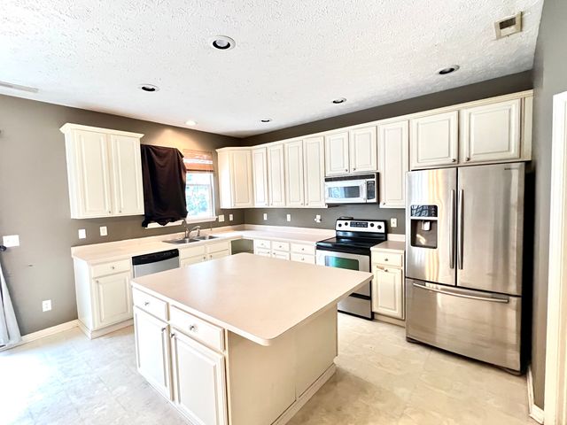 6682 Amherst Way, Zionsville, IN 46077