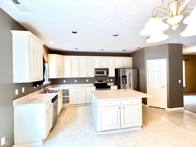 6682 Amherst Way, Zionsville, IN 46077